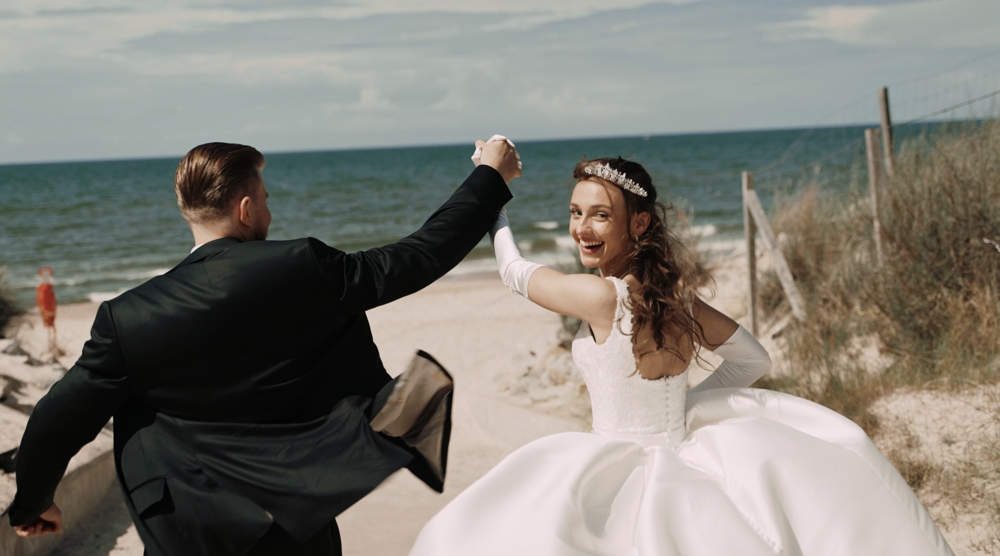 Film ślubny - na plaży za ręce