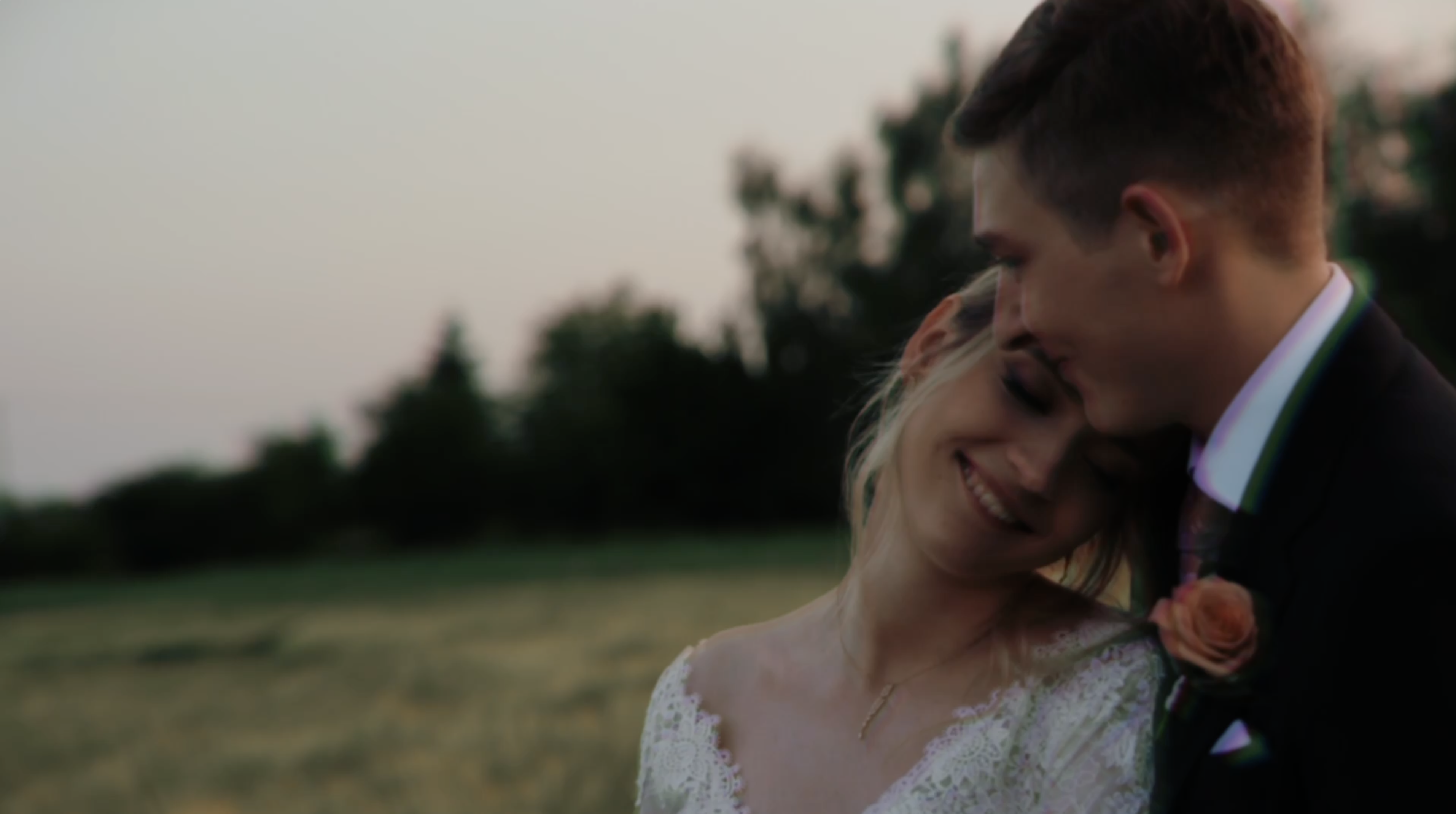 Film ślubny - na polu